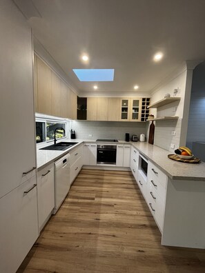 Fridge, microwave, oven, stovetop - Family Friendly Beach House - close to the beach, bushwalks & the National park (Vincentia)