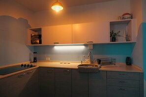 冰箱、微波炉、烤箱、炉灶