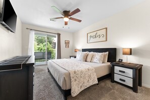2 bedrooms, iron/ironing board, travel crib, WiFi - Penthouse Golf View Condo | Brookside Deck (Branson)
