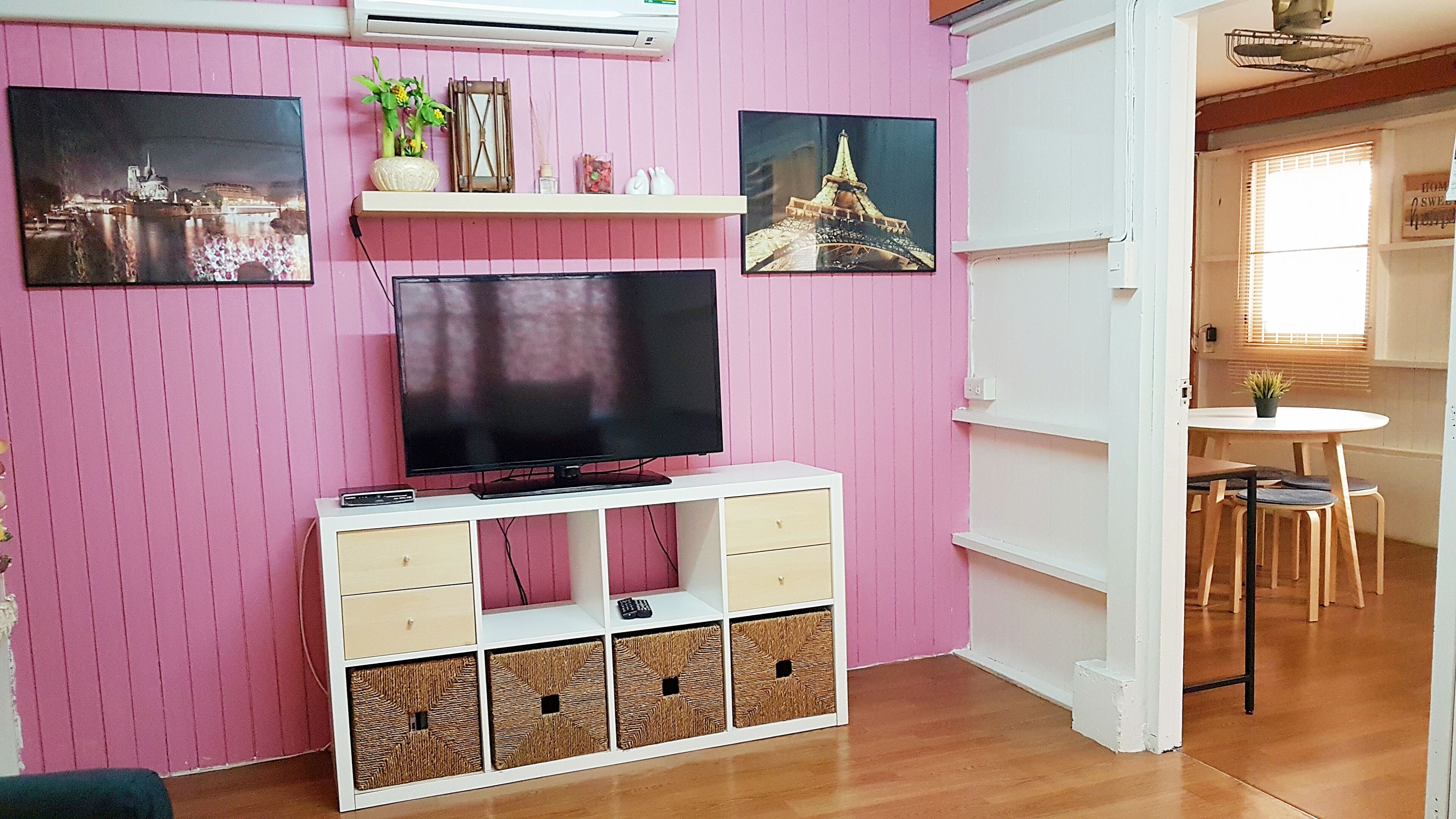 薄型テレビ、Netflix、卓球台、書庫