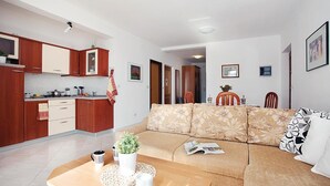 A modern apartment with a kitchen, dining area, and living room. - Stunning apartment in Rabac with WiFi (Rabac)