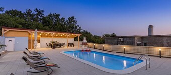 5 bedroom cozy home in Selce