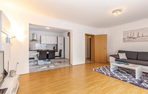 Téléviseur, table de ping-pong