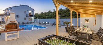5 bedroom cozy home in Selce