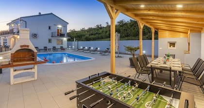 5 bedroom cozy home in Selce