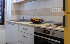 Kjøleskap og kokeplater