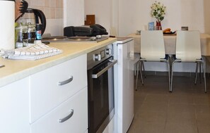 Kjøleskap og kokeplater