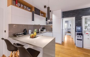 Kühlschrank, Mikrowelle, Herdplatte, Geschirrspüler
