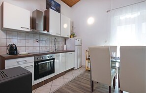 Kühlschrank, Mikrowelle, Herdplatte, Geschirrspüler