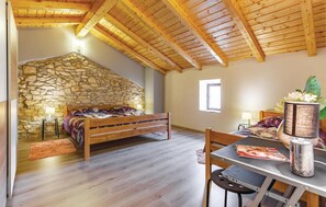 2 bedrooms, travel crib, free WiFi, bed sheets - Awesome home in Peruski with WiFi (Peruski)