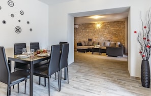 Dining - Awesome home in Peruski with WiFi (Peruski)