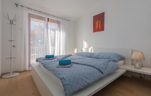 1 bedroom, free WiFi, bed sheets - 1 bedroom beach front apartment in Porec (Porec)