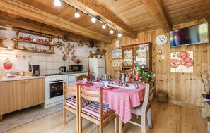 Kühlschrank, Mikrowelle, Herdplatte, Wasserkocher mit Kaffee-/Teezubehör