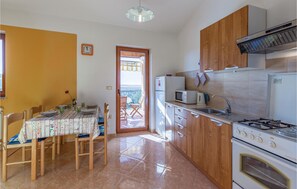 Kühlschrank, Mikrowelle, Herdplatte, Wasserkocher mit Kaffee-/Teezubehör