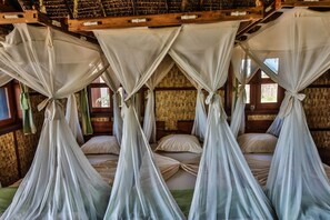 Chambre Triple | Couette en duvet d'oie, matelas Select Comfort, minibar