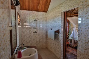 Bungalow Confort, 1 cama Queen size | Baño | Regadera, regadera tipo lluvia, amenidades de baño gratuitas, toallas 