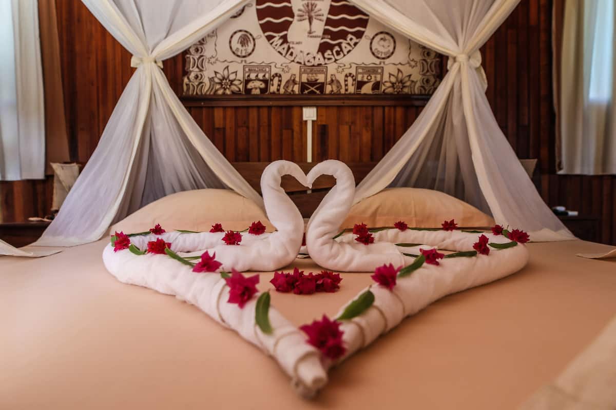 Bungalow Comfort, 1 letto queen | 1 camera, copriletto in piuma, materassi Select Comfort, minibar