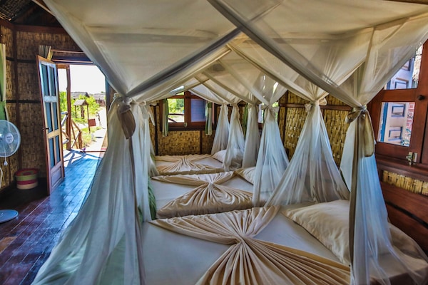 Bungalow Comfort, 3 Tempat Tidur Twin, Bebas Asap Rokok (Triple) | Selimut bulu angsa, tempat tidur Select Comfort, minibar, dan brankas