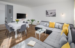 Televisie en een open haard