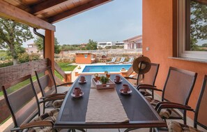 Outdoor dining - Gorgeous home in Vodnjan with WiFi (Vodnjan)