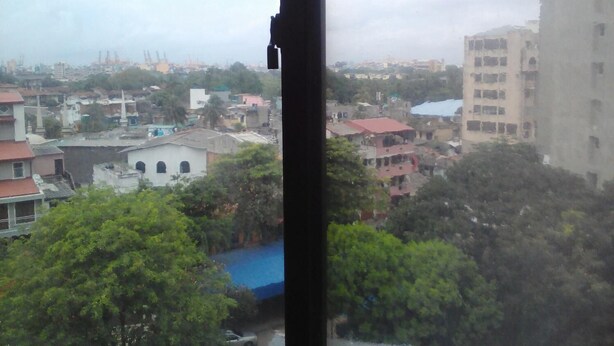 Vista de una zona residencial con diversos edificios y árboles.