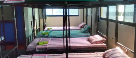 Quartos à prova de som, Wi-Fi de cortesia, roupa de cama