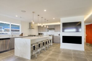 Geladeira, micro-ondas, fogão, cooktop