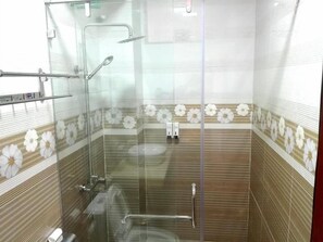 Douche, articles de toilette (gratuits), séchoir à cheveux, pantoufles