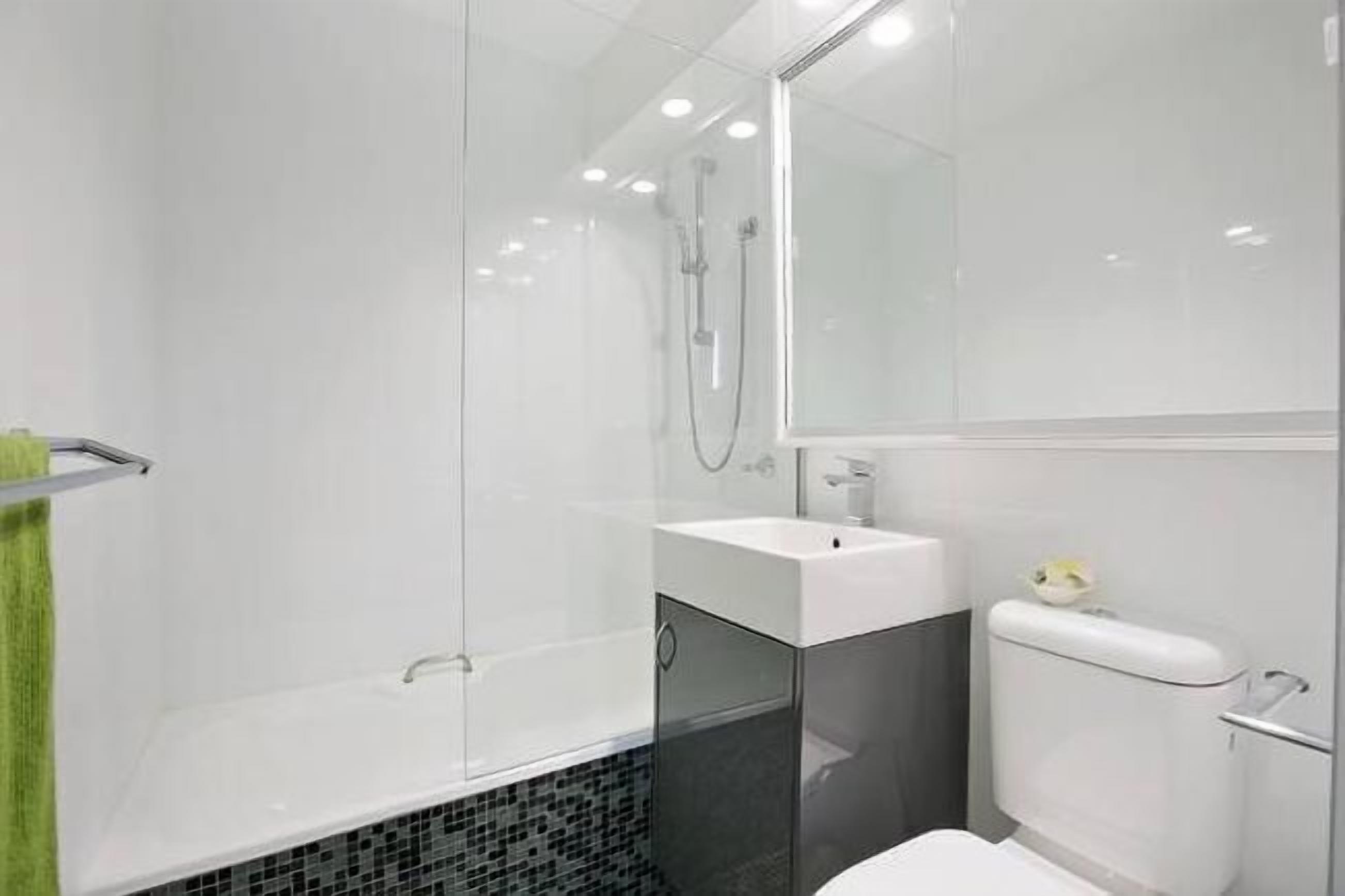 Apartment, 1 Bedroom | Bathroom | Shower, hair dryer, towels