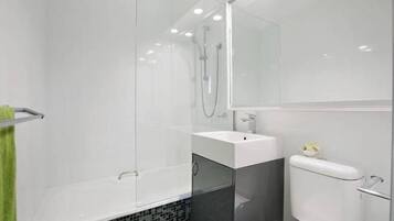 Apartment, 1 Bedroom | Bathroom | Shower, hair dryer, towels