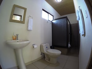 Shower, free toiletries, towels, soap - Hotel D'Lucia (Tárcoles)