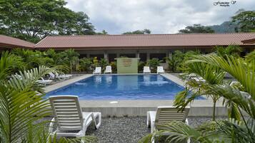 Una piscina al aire libre, sombrillas