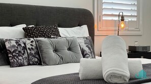 5 bedrooms, desk, iron/ironing board, free WiFi - Beachside Oasis- pool access - beach (Caves Beach)