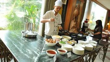 Sarapan, makan tengah hari, makan malam dihidangkan; masakan tempatan