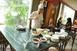 Serveert ontbijt, lunch, diner, lokale gerechten