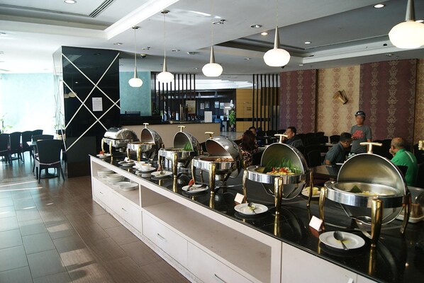 Breakfast, lunch, dinner served; local cuisine  - Tang Dynasty Hotel (Kota Kinabalu)