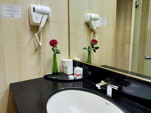Shower, free toiletries, hair dryer, towels - Tang Dynasty Hotel (Kota Kinabalu)