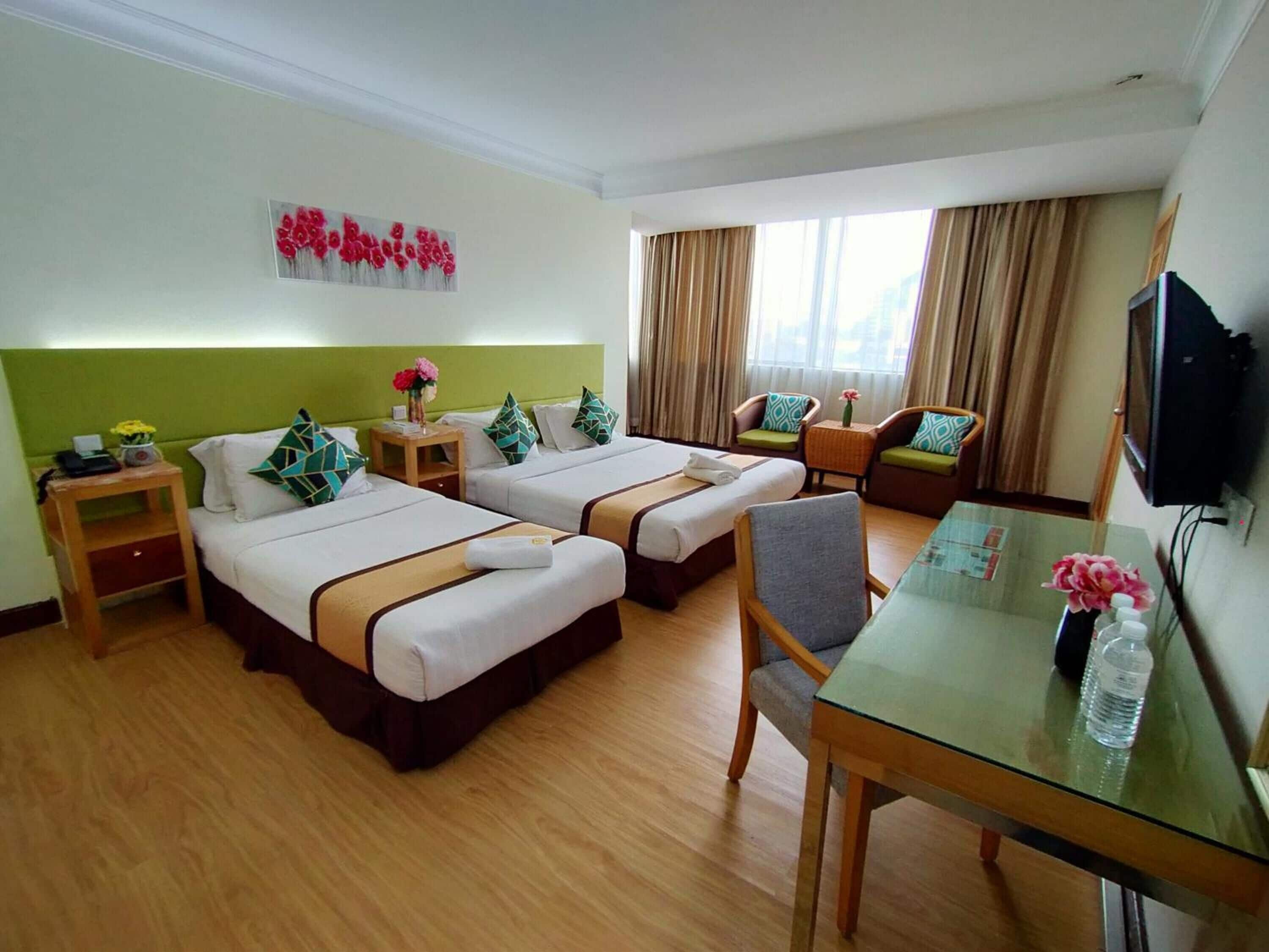 デスク、遮光カーテン、アイロン / アイロン台、ベッドシーツ