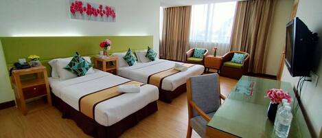 デスク、遮光カーテン、アイロン / アイロン台、ベッドシーツ