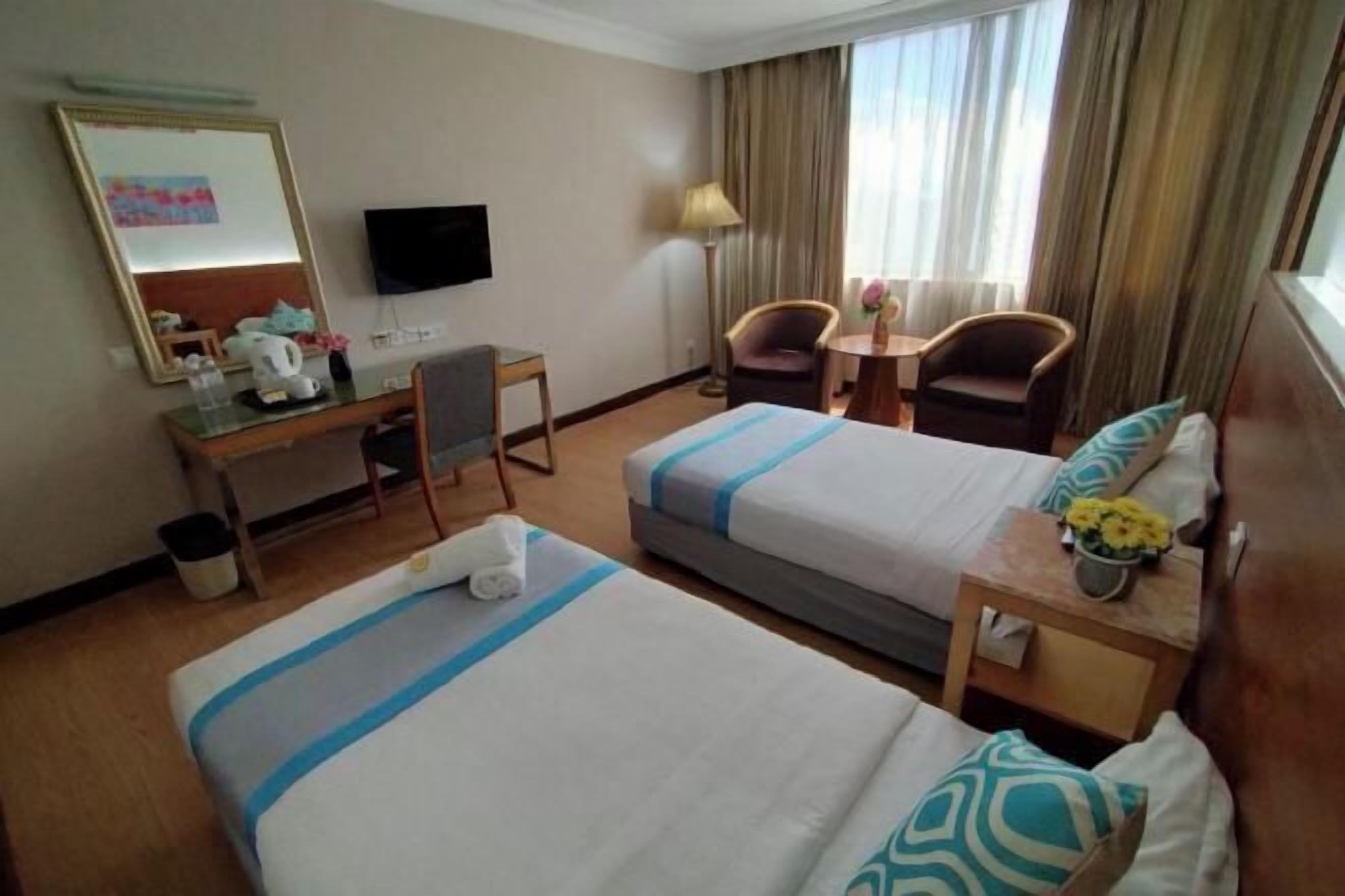 Skrivbord, mörkläggningsgardiner, strykjärn/strykbräda och sängkläder