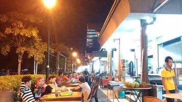 Sarapan, makan tengah hari, makan malam dihidangkan; masakan tempatan