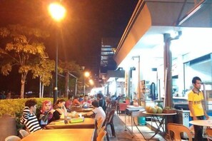 Serveert ontbijt, lunch, diner, lokale gerechten