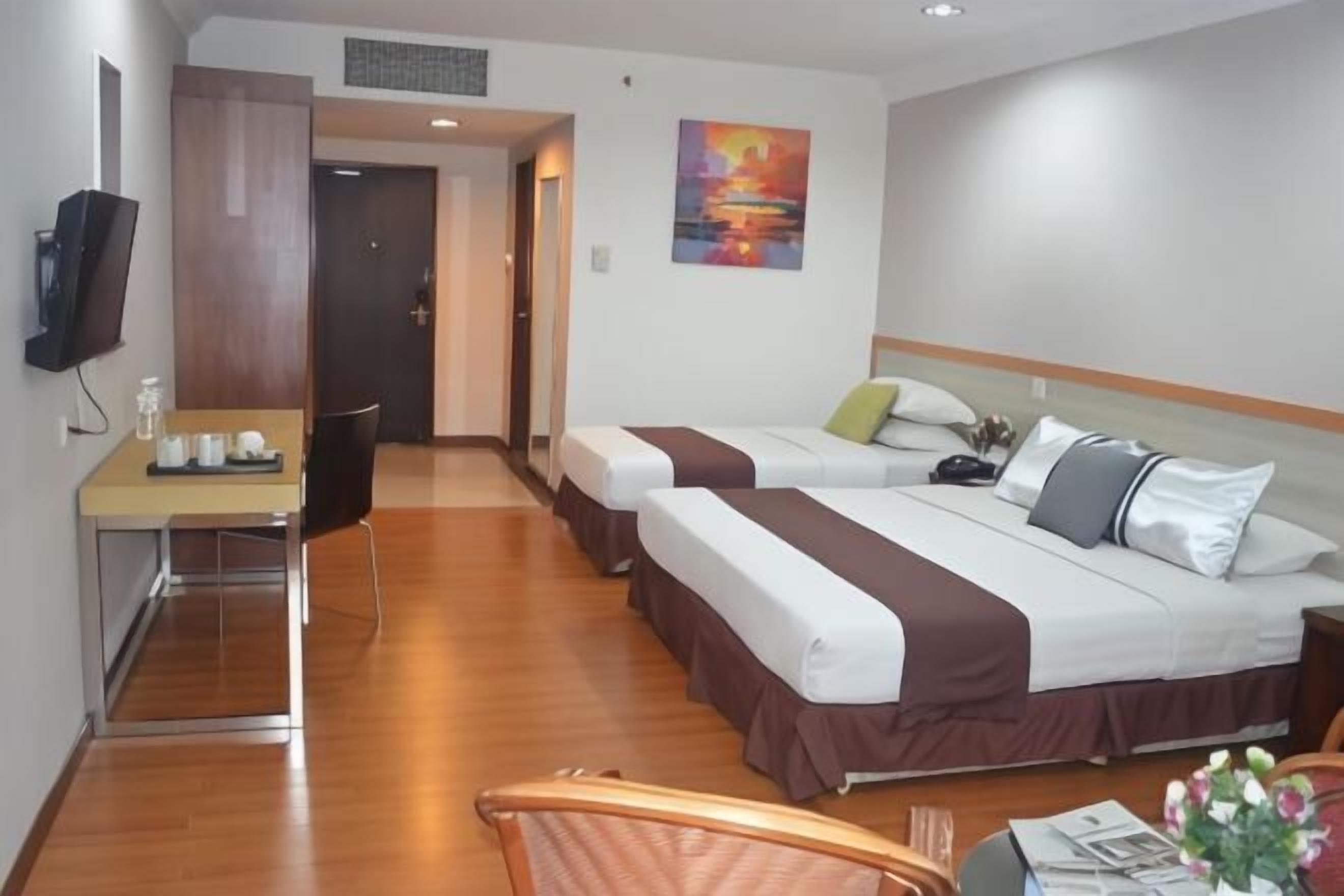 办公桌、遮光窗帘、熨斗/熨板、床单