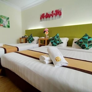 Desk, blackout curtains, iron/ironing board, bed sheets - Tang Dynasty Hotel (Kota Kinabalu)