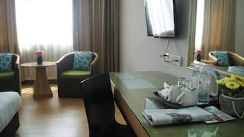 Escritorio, cortinas blackout y tabla de planchar con plancha