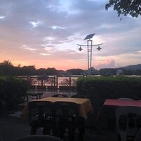 Se sirven desayunos, almuerzos y cenas; cocina local