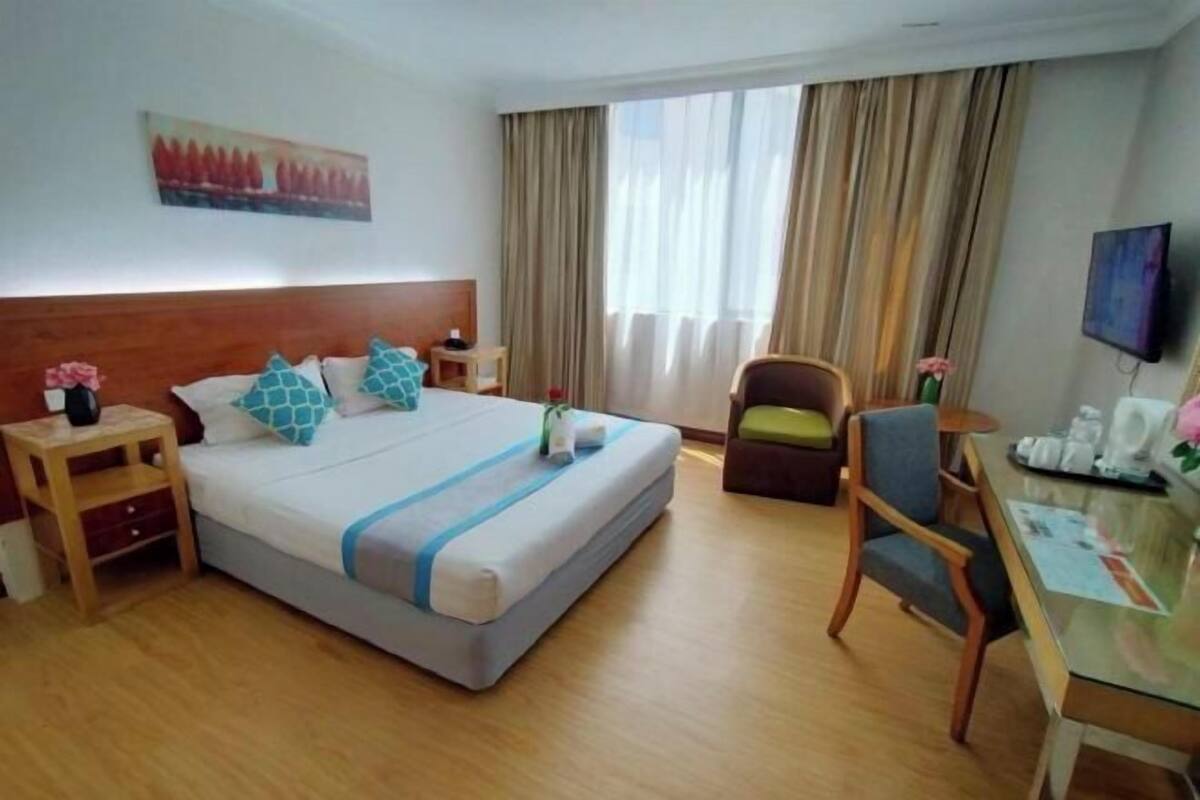 Meja kerja, tirai kedap cahaya, setrika/meja setrika, dan seprai linen