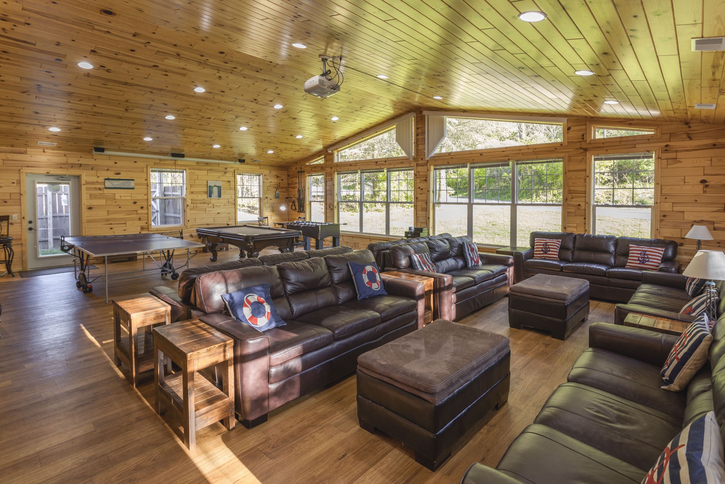 Lakefront Cedar Lodge Sandy Beach + Wheelchair Friendly + 47 Wooded Acres!