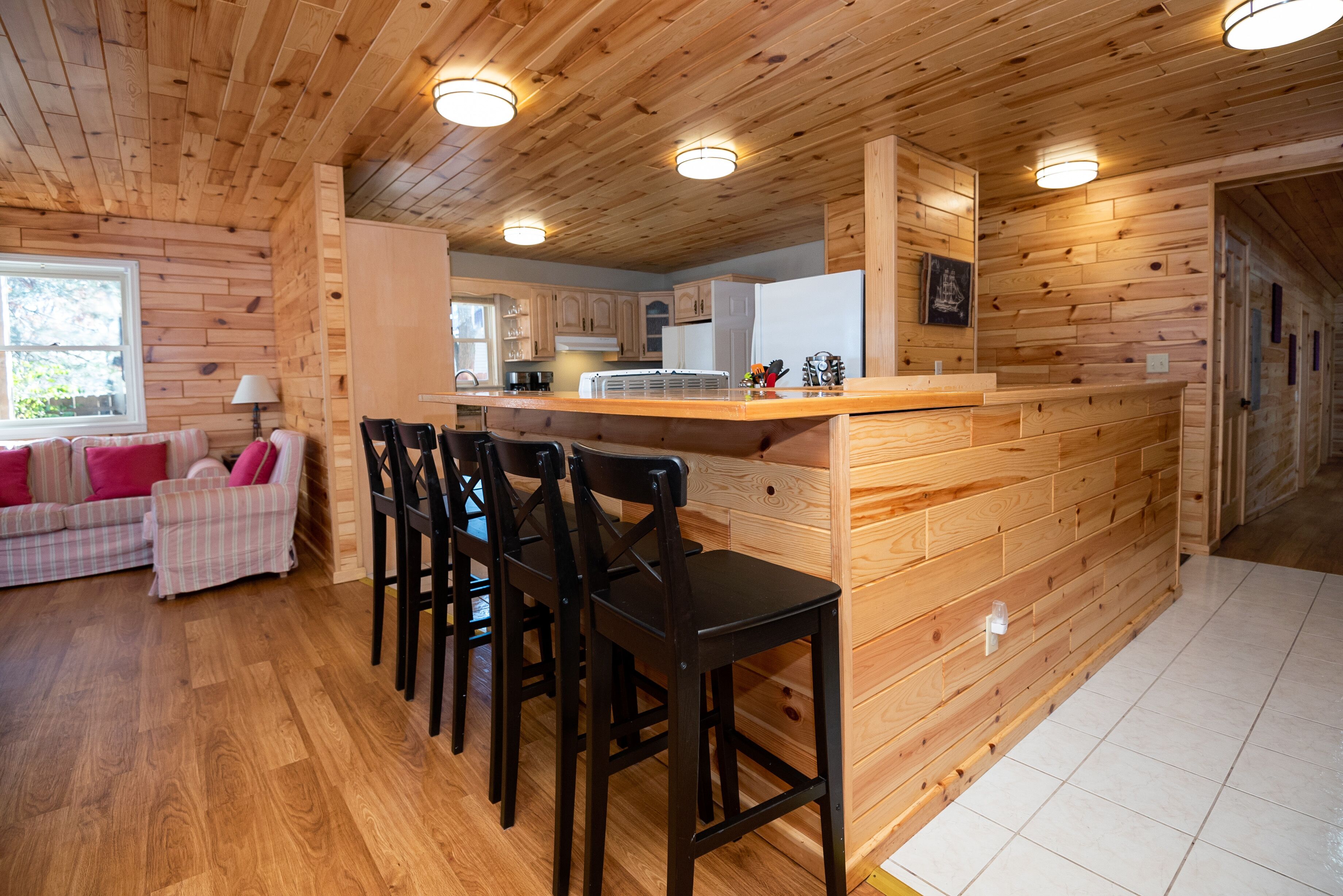 Lakefront Cedar Lodge Sandy Beach + Wheelchair Friendly + 47 Wooded Acres!