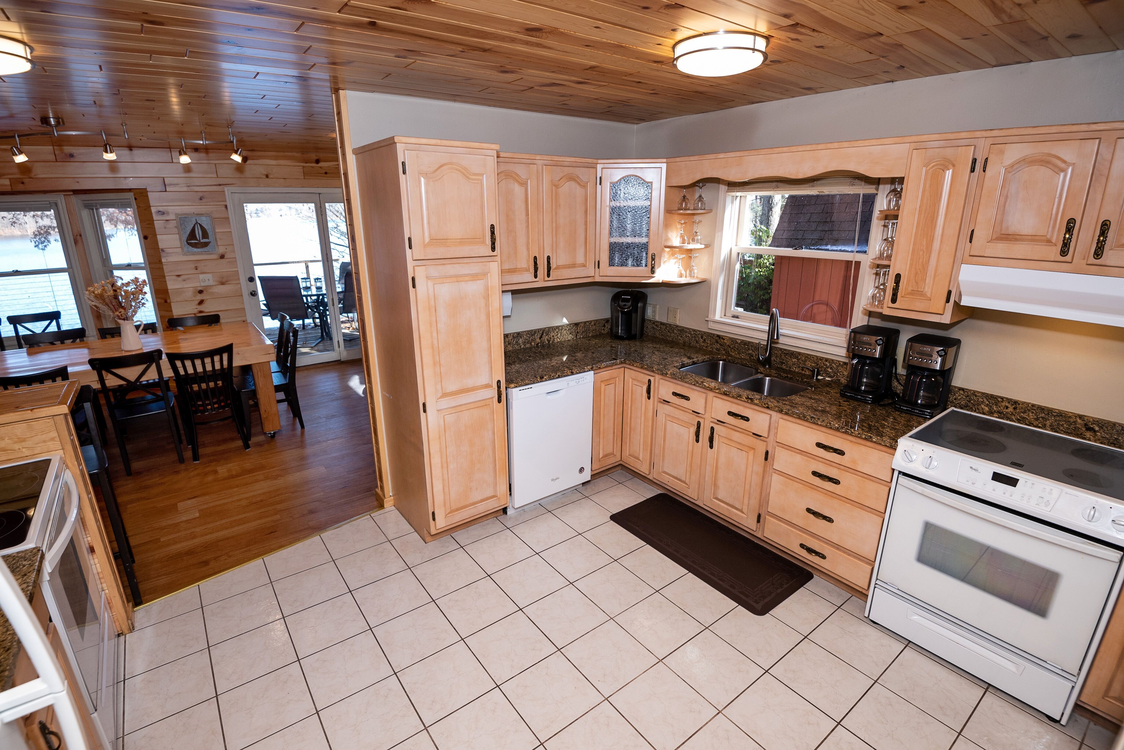 Lakefront Cedar Lodge Sandy Beach + Wheelchair Friendly + 47 Wooded Acres!